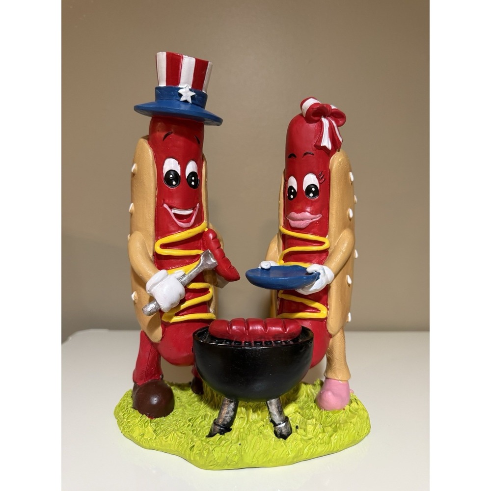 Hot Dog Couple Grilling Figurine (Kitsch Americana) 6"X‎ 8.5" Tall NWT